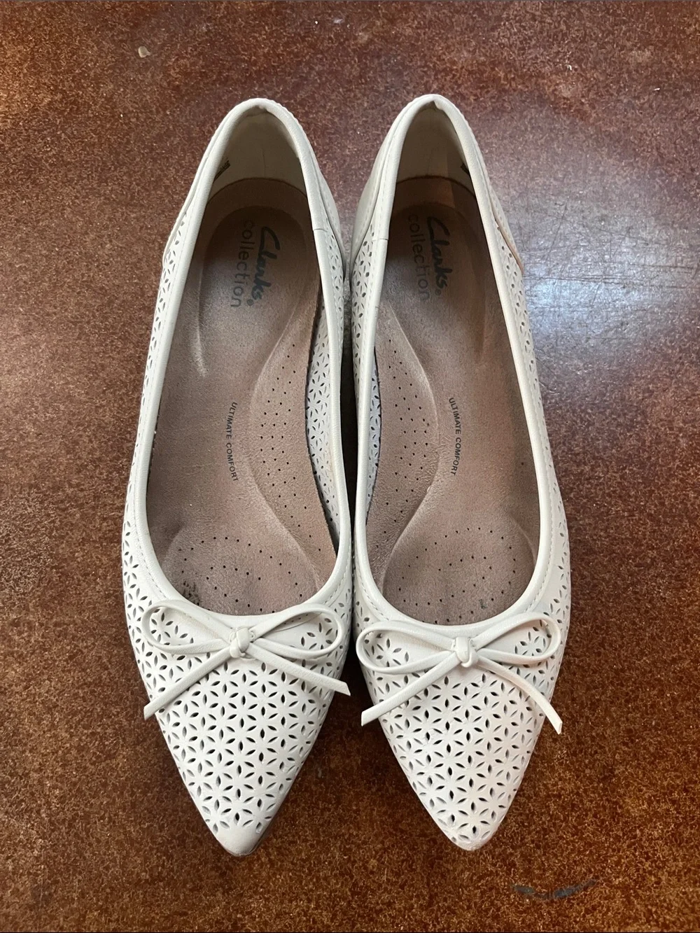 Clarks Women's Cream Laser-Cut Pointed Ballet Flats with Bow Sz 9